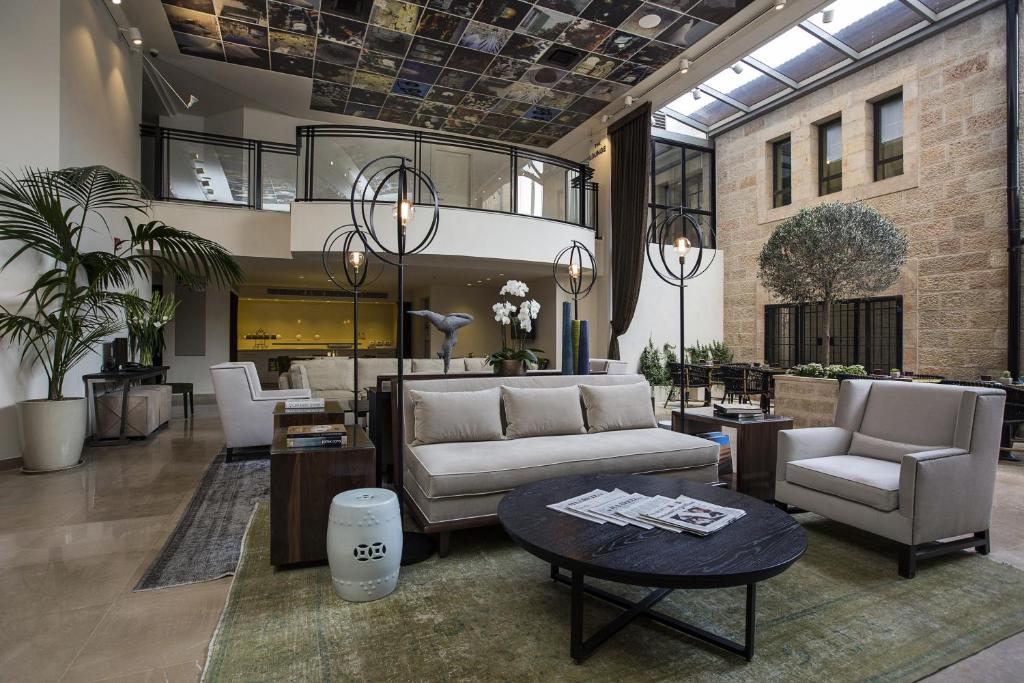 uma sala de estar com dois sofás e uma mesa em Harmony Hotel - an Atlas Boutique Hotel em Jerusalém