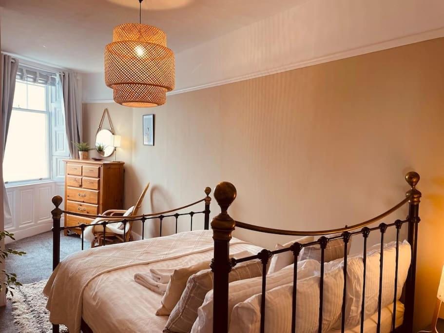 1 dormitorio con 1 cama, 1 silla y 1 ventana en Stunning seafront apartment, en Brighton & Hove