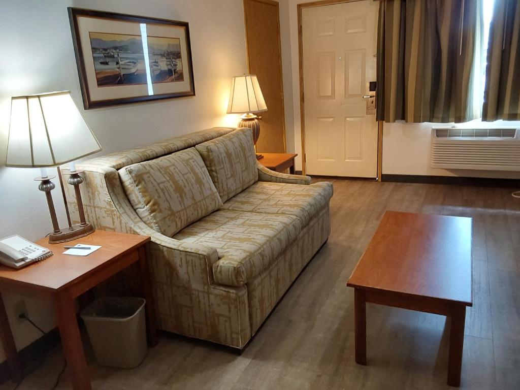 Posezení v ubytování Lavissh inn and Suites