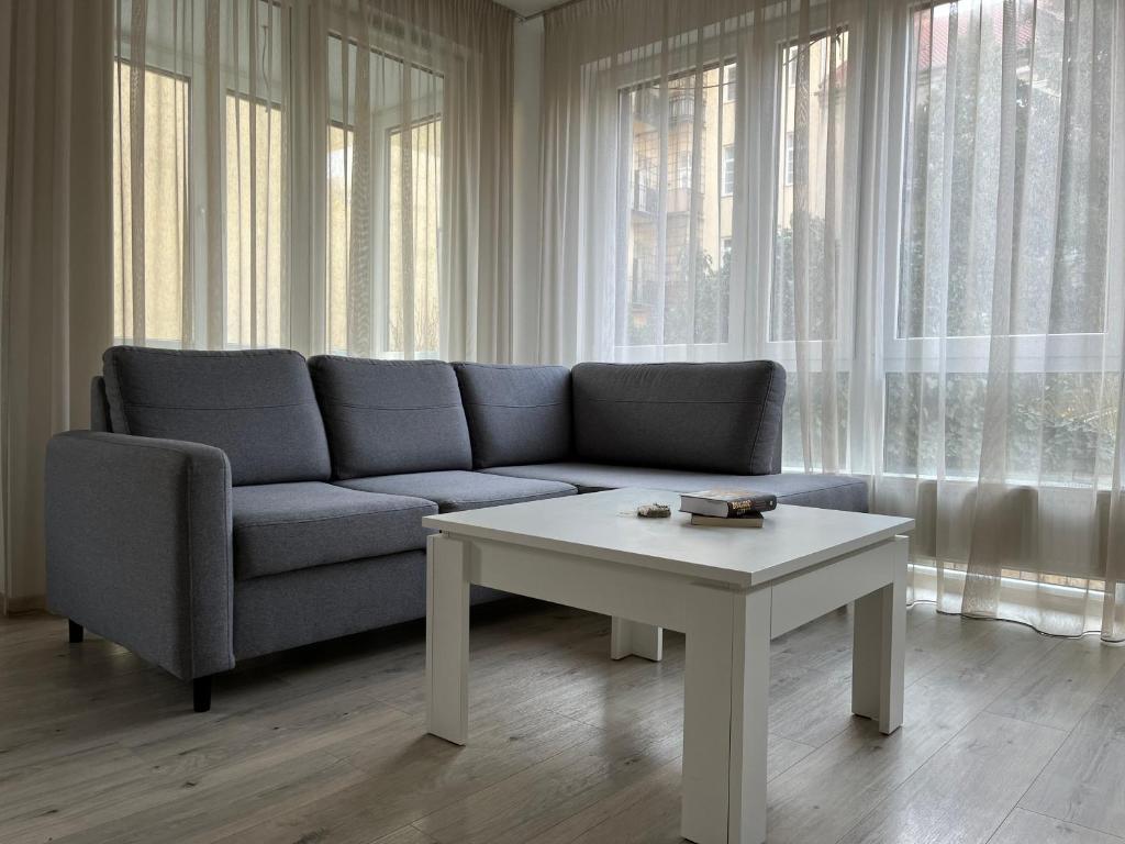 un soggiorno con divano e tavolino da caffè di Elegant Escape apartment II - City Centre a Bratislava