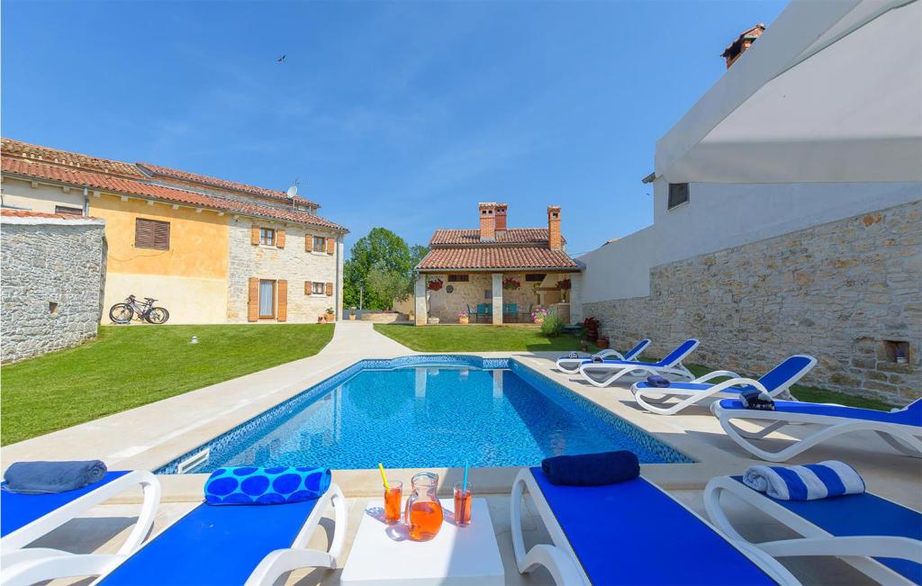 Villa con piscina y casa en Stunning Home In Bokordici With Outdoor Swimming Pool, en Bokordići