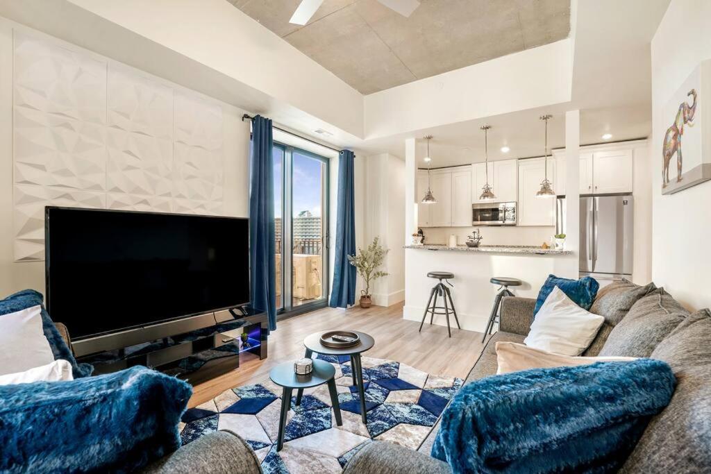 Modern Luxury High Rise 2 Bed Rooms Washer/Dryer, South Bend (updated ... - Modern High-Rise Apartment Washer Dryer Trends