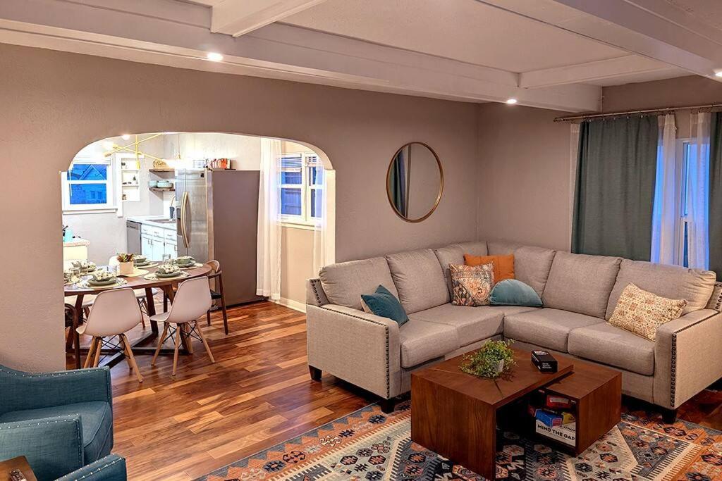 uma sala de estar com um sofá e uma mesa em Comfortable & Convenient Home, Sleeps 15 em Sioux Falls