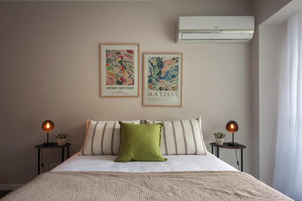 1 dormitorio con 1 cama con almohada verde en Acogedor Studio Pleno Barrio de Recoleta 2C en Buenos Aires