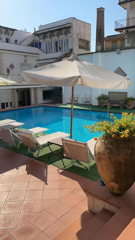 Basen w obiekcie Don Camillo Suites lub w pobliżu