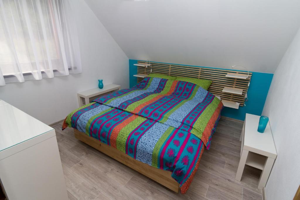 Postel nebo postele na pokoji v ubytování Chata Valca PATJA-v letnej sezóne pri prenajatí aj jedného apartmánu uzavrieme ostatné apartmány-záleží na na pohodlí našich hostí