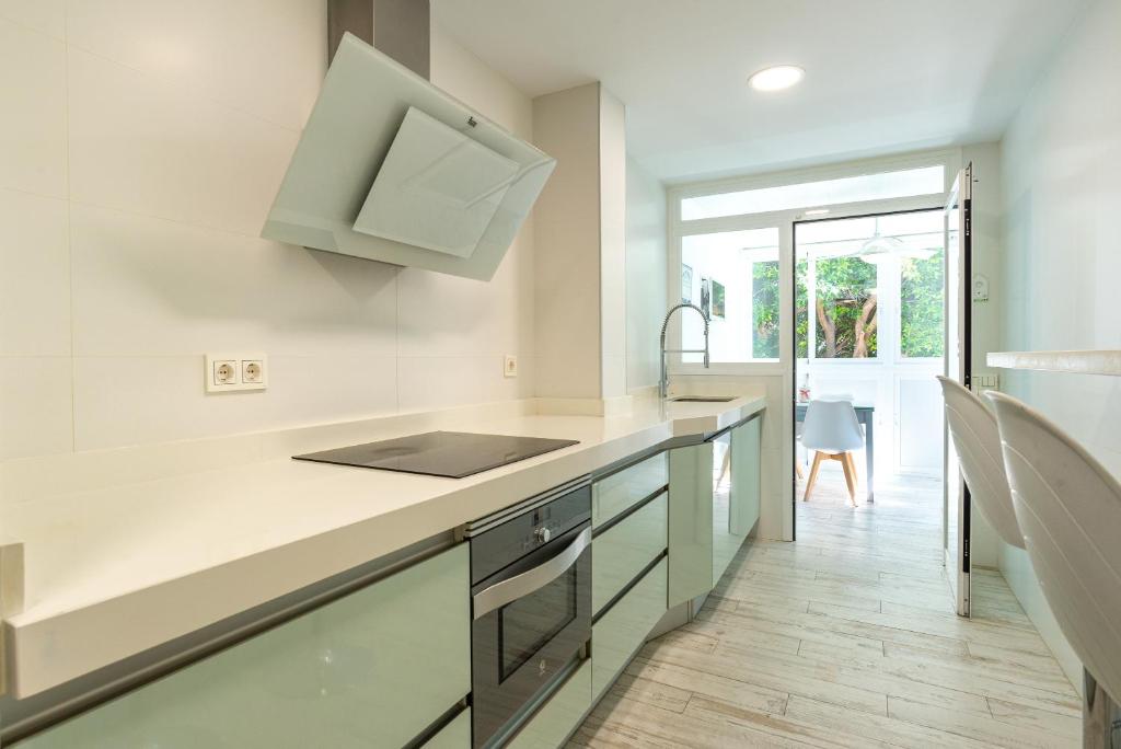 Kuchnia lub aneks kuchenny w obiekcie Sea View with Parking by LU&CIA