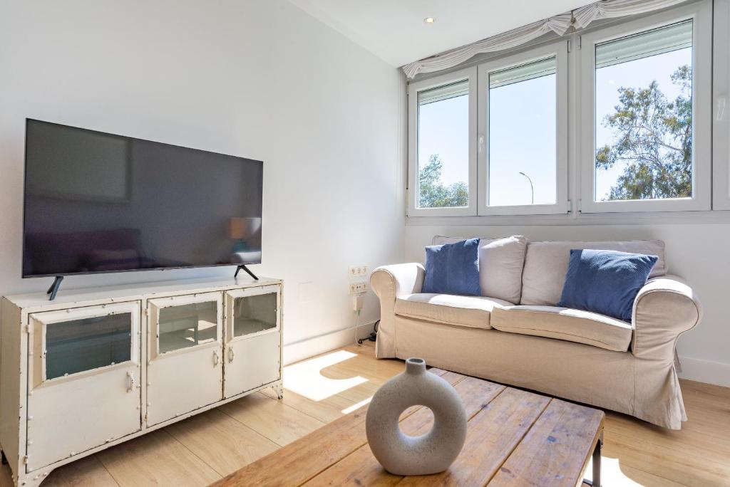 Telewizja i/lub zestaw kina domowego w obiekcie Sea View with Parking by LU&CIA