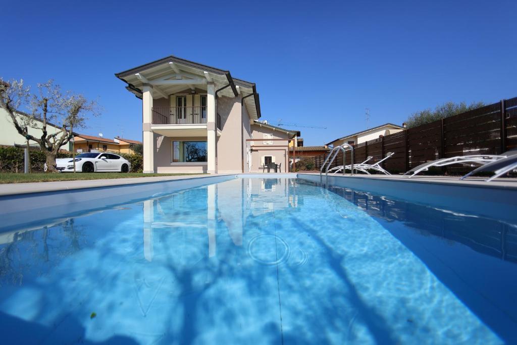 - une piscine en face d'une maison dans l'établissement Villa Zarina - up to 12 people, à Peschiera del Garda
