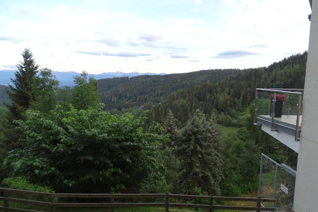 balkon z widokiem na las drzew w obiekcie Familienapartment mit Pool, Spa und Panoramablick w mieście Zirkitz