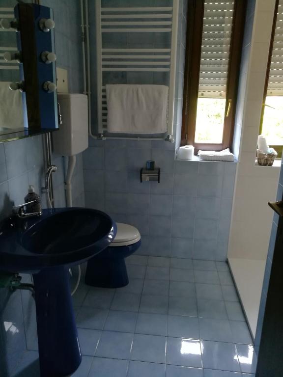 A bathroom at Falco Bianco
