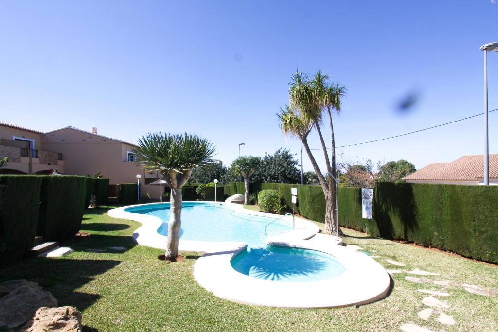einen Pool mit Rutsche im Hof in der Unterkunft Casa Adosada Sol de Azahar by costablancarent in Denia