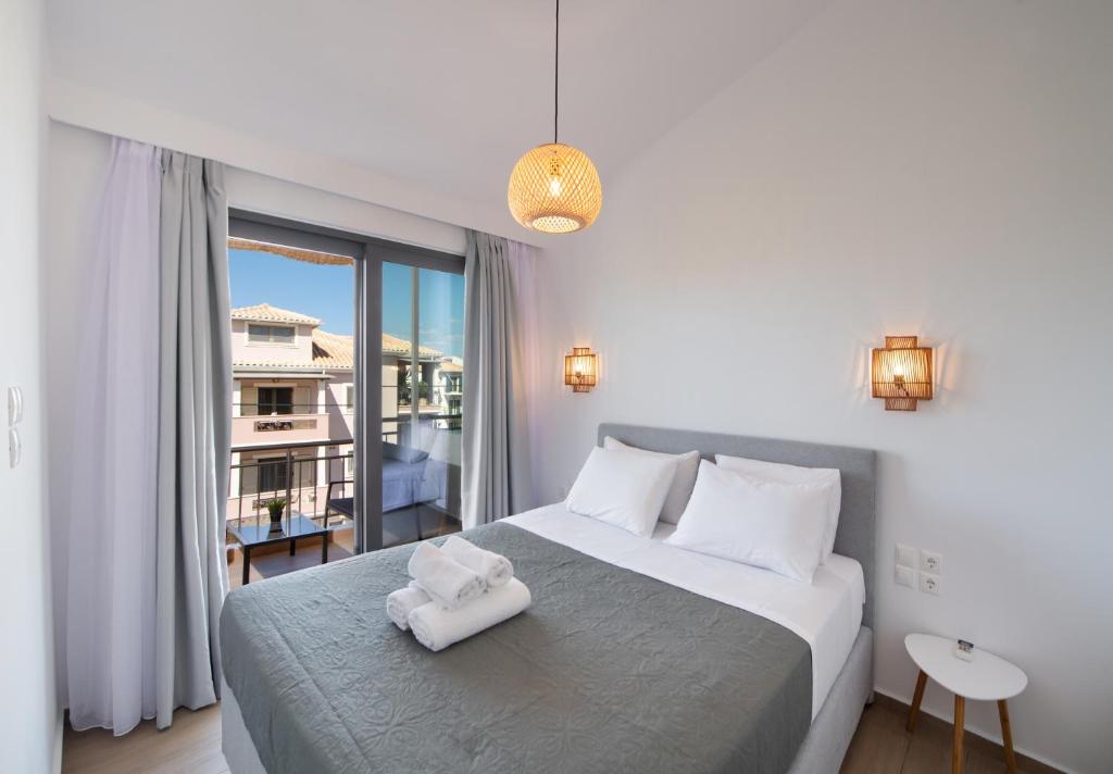 Postel nebo postele na pokoji v ubytování SunilioS Apartments Lefkada