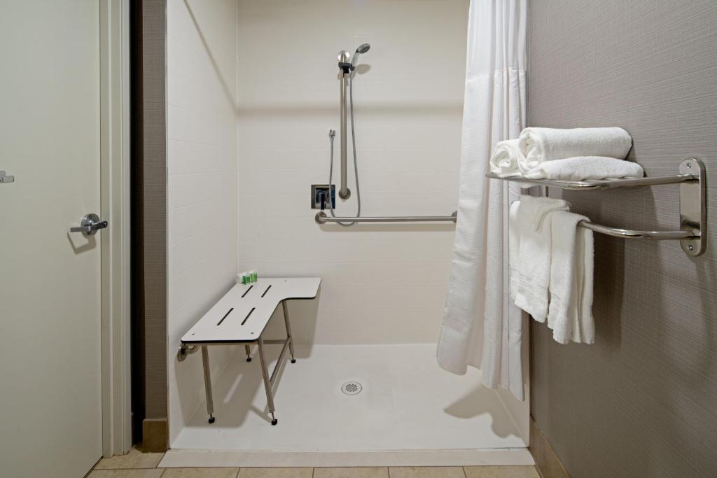 Holiday Inn Palmdale-Lancaster, an IHG Hotel - 皇后区 - 淋浴/不吸烟的听力无障碍卷