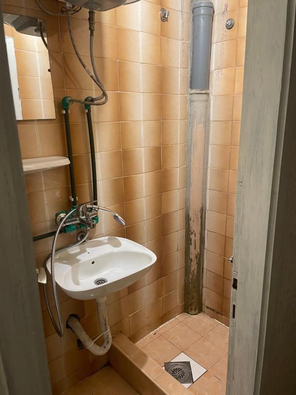 Rooms Florie في بيشيشي: حمام مع حوض ودش