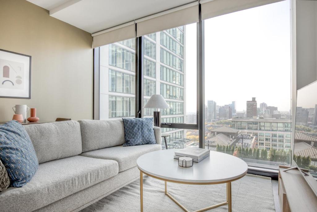 una sala de estar con un sofá y una mesa en South Loop Studio w pool bbq gym nr Grant Park CHI-775, en Chicago
