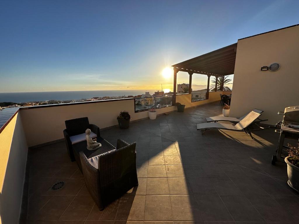eine Dachterrasse mit Meerblick in der Unterkunft Apartamento Vacacional Gara in Adeje