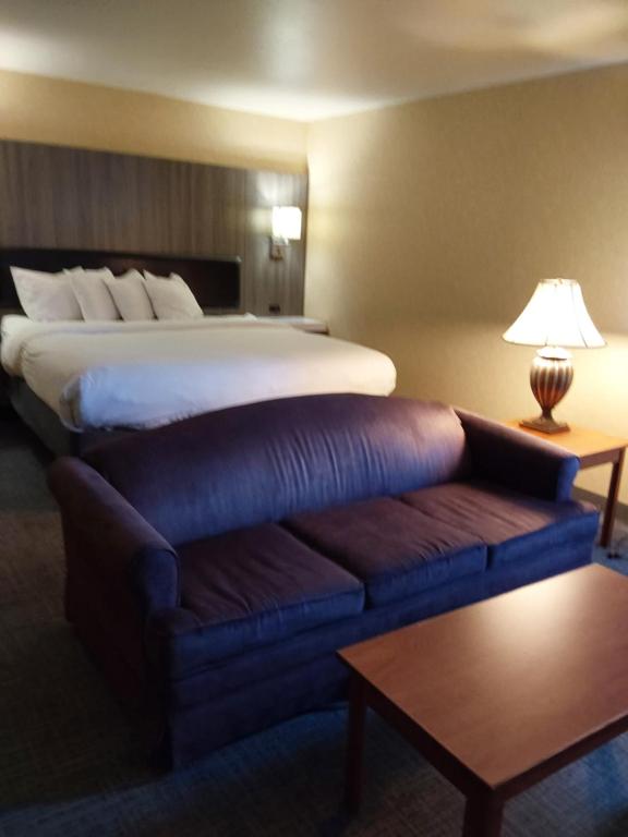 Postel nebo postele na pokoji v ubytování Lavissh inn and Suites