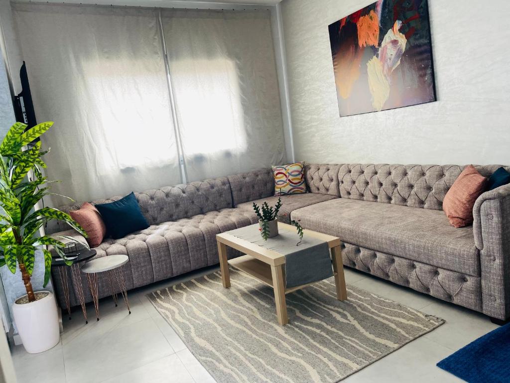 sala de estar con sofá y mesa de centro en Paradis Mahdia, en Kenitra
