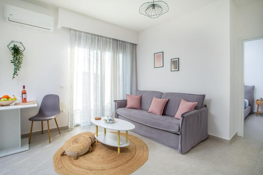 - un salon avec un canapé et une table dans l'établissement Aetheria Central Apartments, à Rhodes