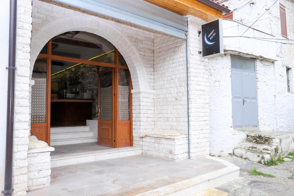 una entrada a un edificio con puerta de madera en Hannas Hostel, en Berat