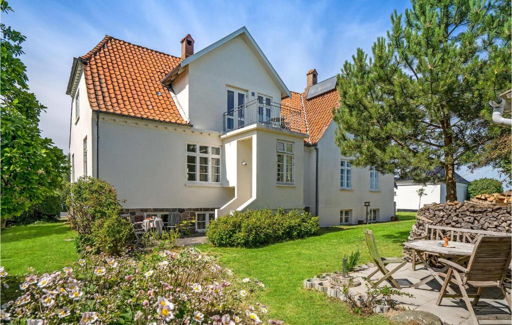 a white house with a yard with a table at Awesome Home In Martofte With Wifi in Martofte