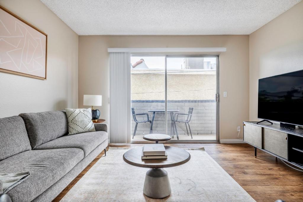 Μια τηλεόραση ή/και κέντρο ψυχαγωγίας στο Glendale 1BR w Pool Gym walkable location LAX-424