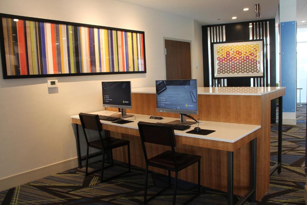 Holiday Inn Express & Suites - Phoenix - Airport North by IHGにあるテレビまたはエンターテインメントセンター