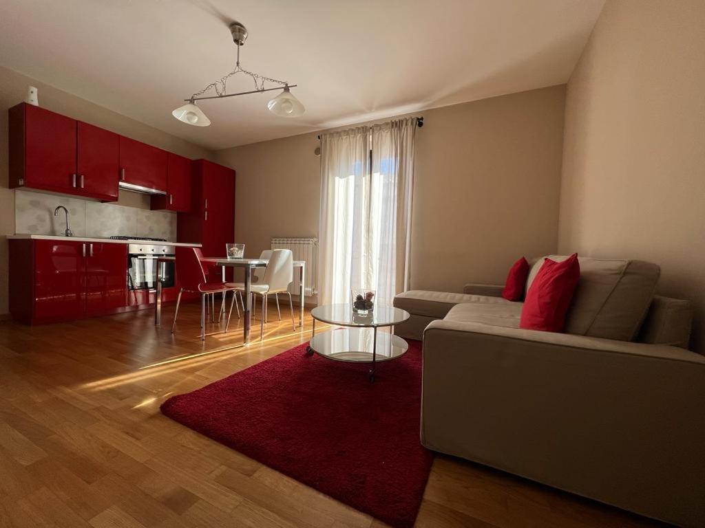uma sala de estar com um sofá e uma mesa em La Dolce Vita em Bovino