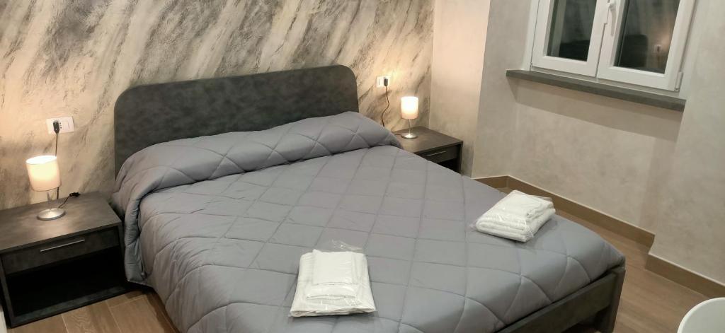 um quarto com uma cama grande e 2 mesas de cabeceira em Piazza Duomo em Tuscania