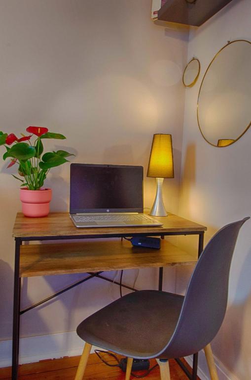 Televízia a/alebo spoločenská miestnosť v ubytovaní Sweet Nina Jazz Appartement pour 5 voyageurs, situé à la Place de la République, avec parking et lit queen size