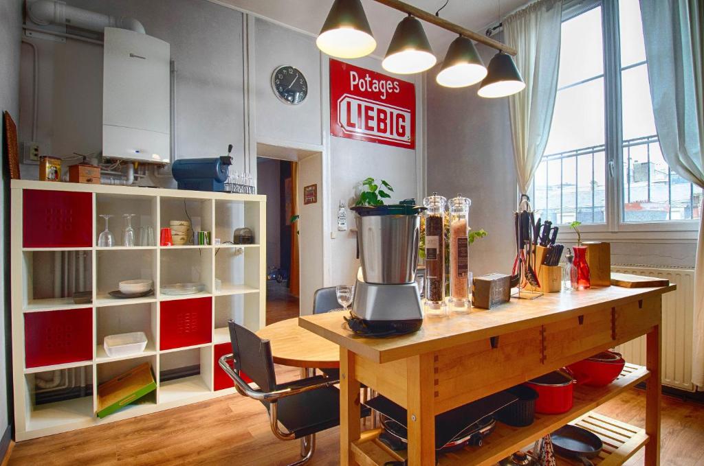 Príslušenstvo na prípravu kávy alebo čaju v ubytovaní Sweet Nina Jazz Appartement pour 5 voyageurs, situé à la Place de la République, avec parking et lit queen size