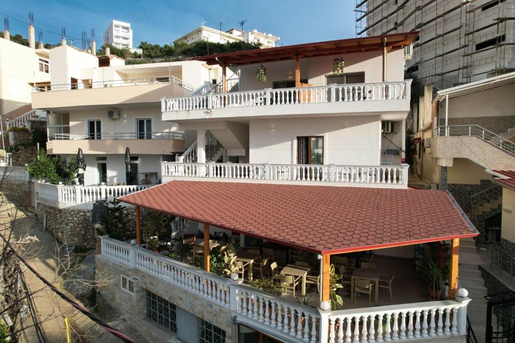 eine Luftansicht auf ein Gebäude mit Balkon in der Unterkunft Vila Jon'a in Sarandë