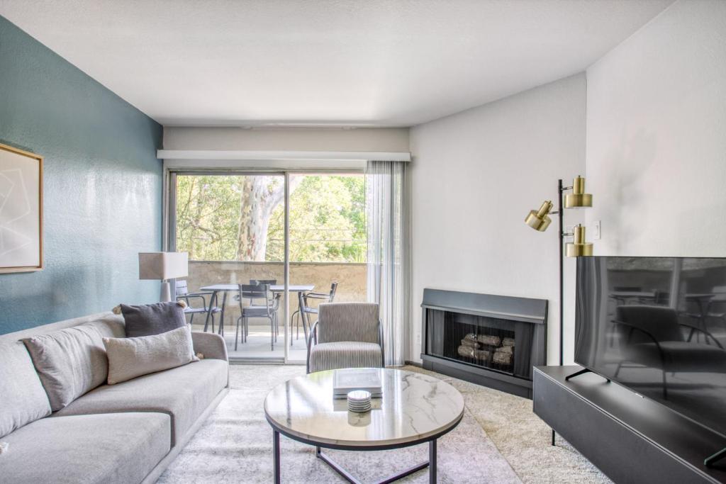 Χώρος καθιστικού στο Pasadena 2BR w Gym Pool nr Colorado Ave LAX-864