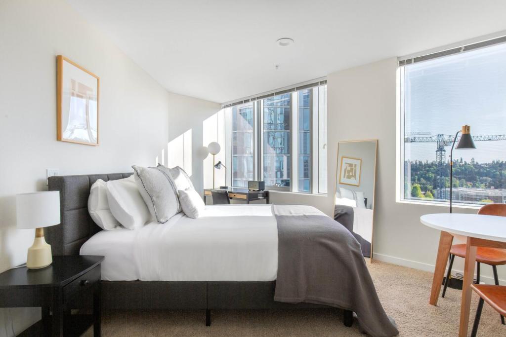 Apartment Downtown Bellevue Studio w Gym WD nr shops SEA116, WA