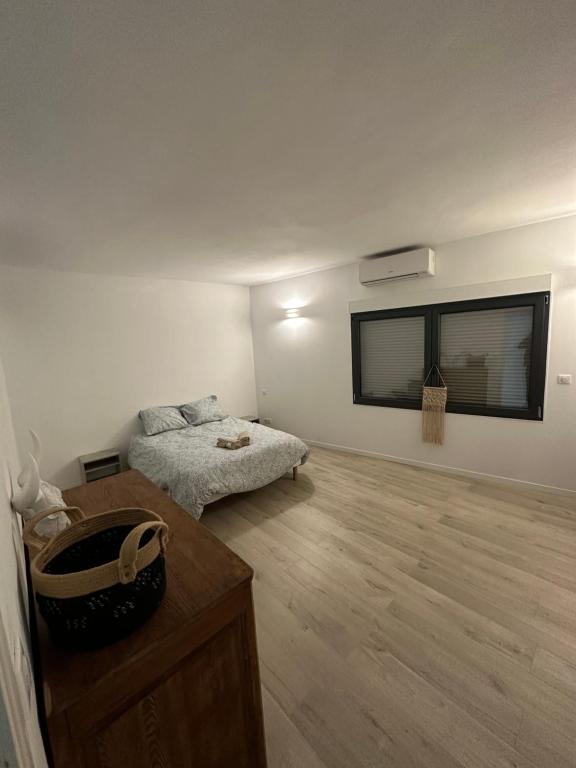 Posteľ alebo postele v izbe v ubytovaní Charmante maison en pierre-TAVEL