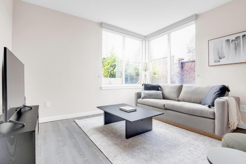 Istumisnurk majutusasutuses Bellevue 2BR w Indoor Pool Gym easy commute SEA-279