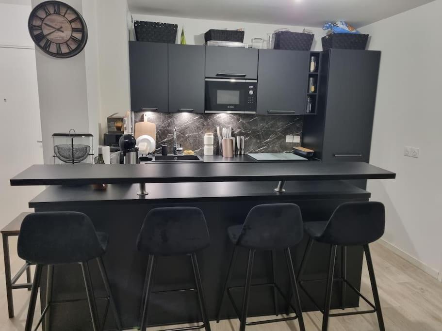 Kuchyňa alebo kuchynka v ubytovaní Appartement cosy et équipé
