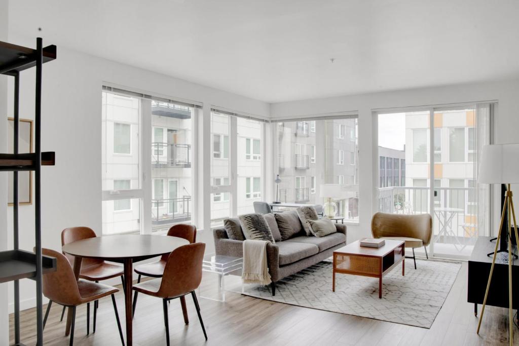 Χώρος καθιστικού στο Bellevue 2BR w Gym WD nr Spring District SEA-415