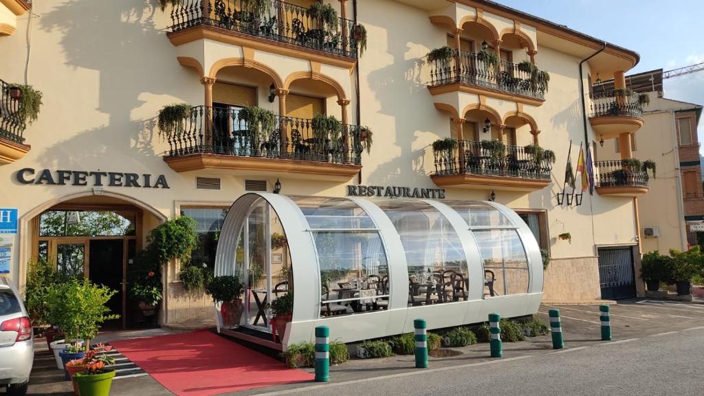 una tienda frente a un edificio con ventana en Hotel El Curro, en Burunchel