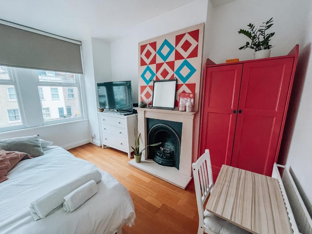 TV o dispositivi per l'intrattenimento presso Gorgeous London 3 Bed Home With Garden Office by StayByNumbers