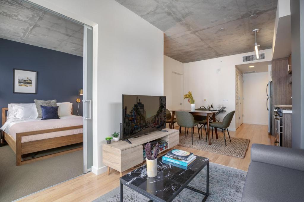 Televiisor ja/või meelelahutuskeskus majutusasutuses Lower Nob Hill 1BR w WD Roofdeck CVS on site SFO-148