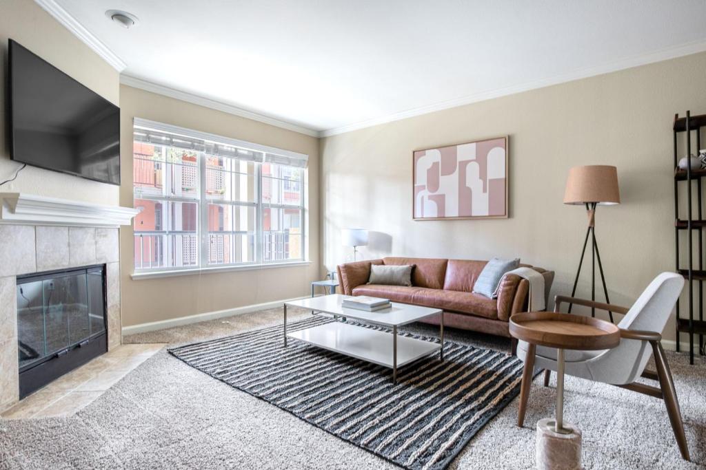Μια τηλεόραση ή/και κέντρο ψυχαγωγίας στο Santa Clara 2BR w Parking WD nr Dining SFO-412