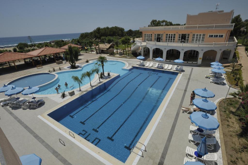 una vista aérea de una piscina en un complejo en Santa Monica Resort en Le Castella