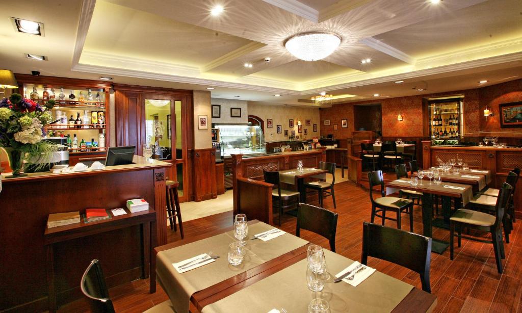 Reštaurácia alebo iné gastronomické zariadenie v ubytovaní Gold Hotel Budapest