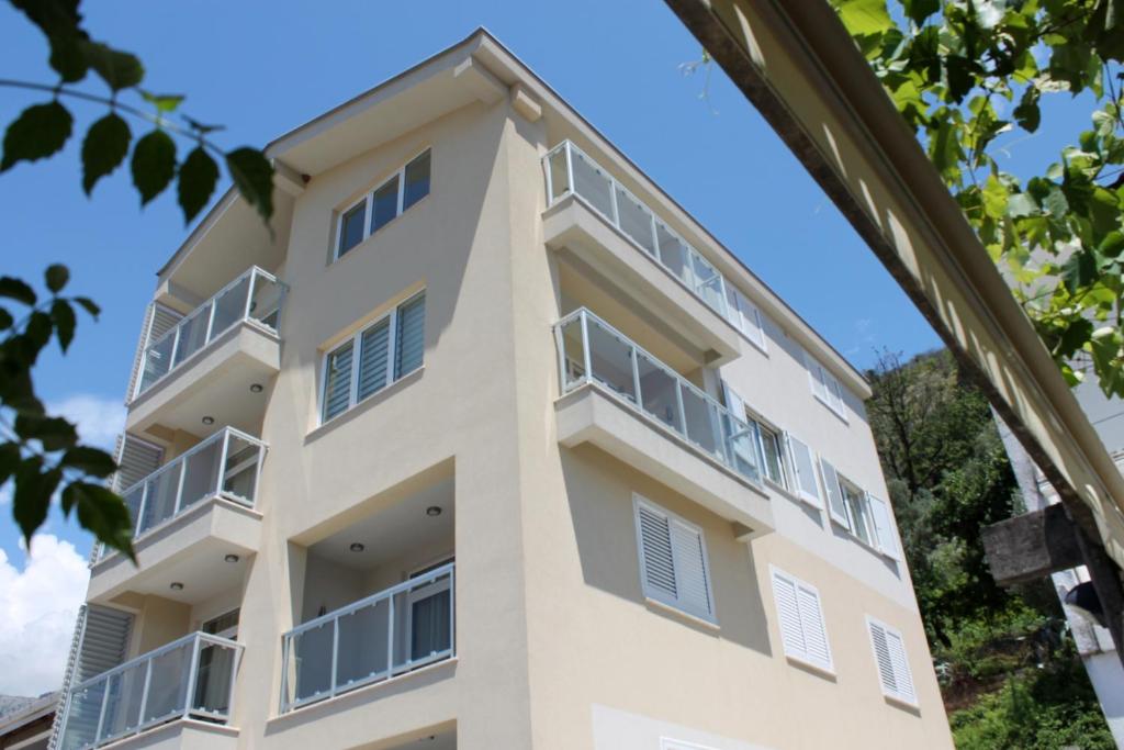 Bild eines Gebäudes mit Balkonen in der Unterkunft Apartments Lavanda in Budva