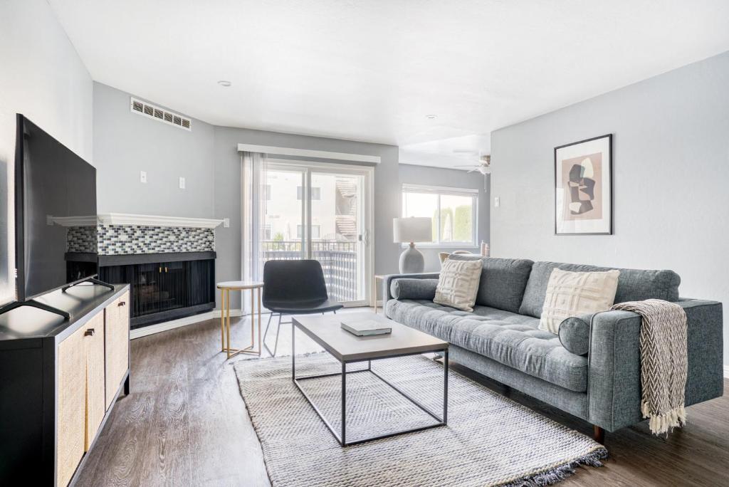 Redwood City 2BR w Pool WD Parking nr WF TJ SFO628, Redwood City