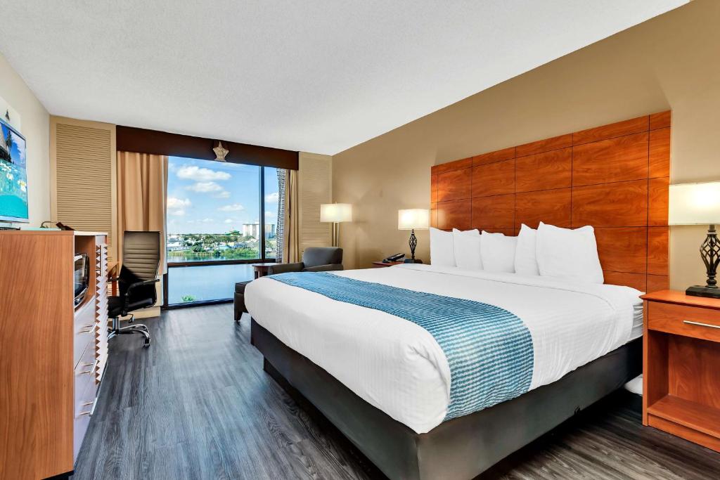 Postel nebo postele na pokoji v ubytování Best Western Orlando Gateway Hotel