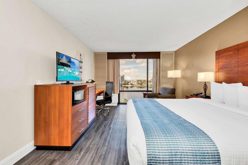 Postel nebo postele na pokoji v ubytování Best Western Orlando Gateway Hotel