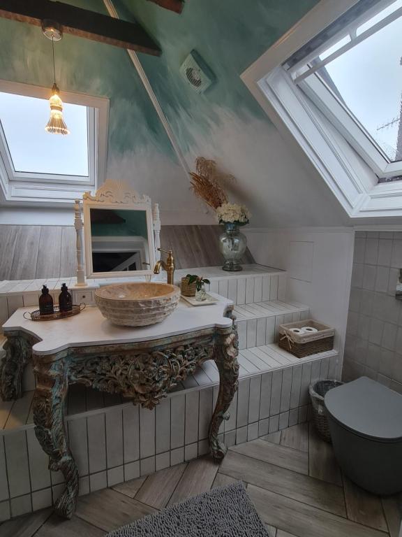 ein Bad mit einem Waschbecken und einem Spiegel in der Unterkunft Glencruitten House in Oban